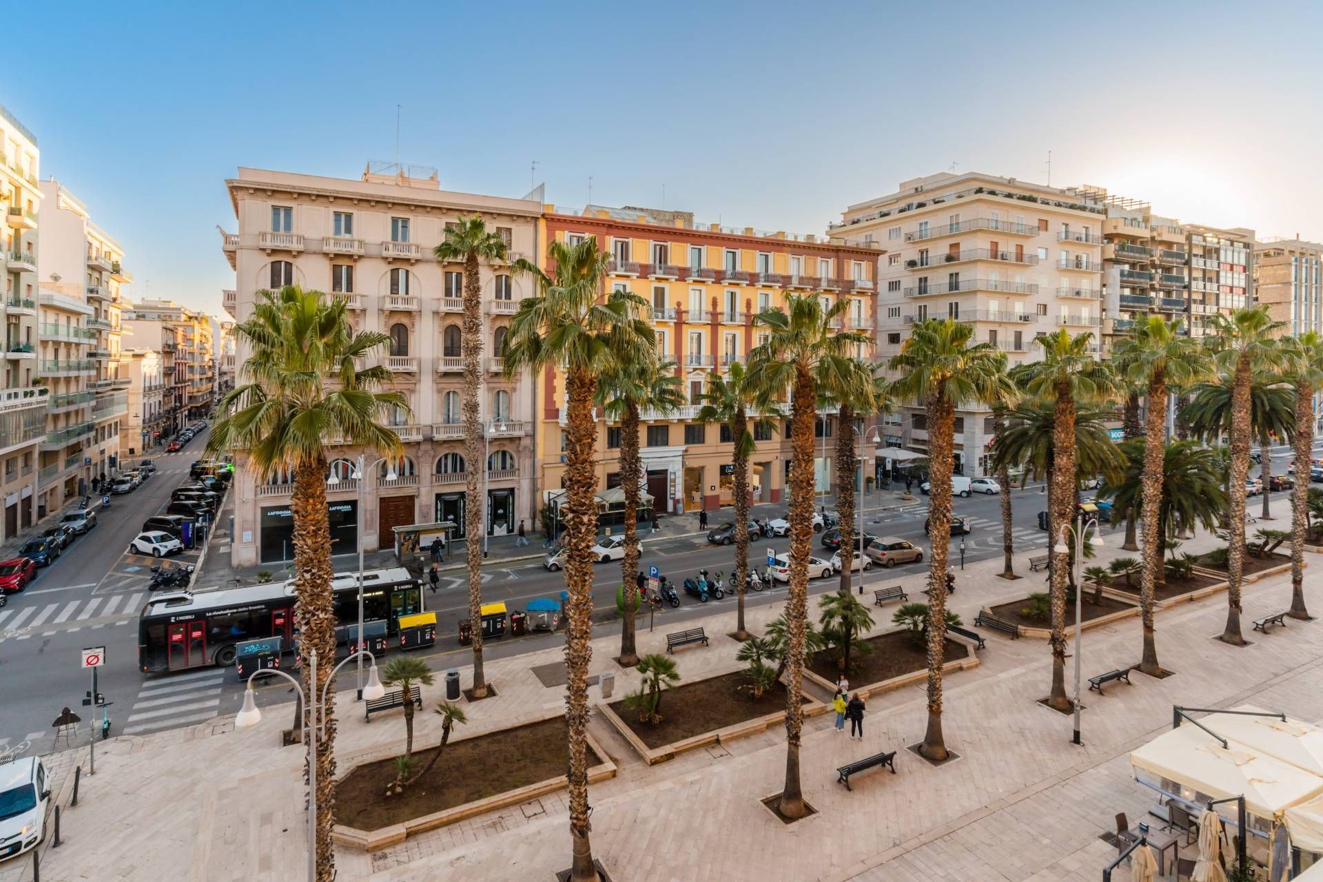 Corso Vittorio Emanuele II a Bari con palazzi storici e palme