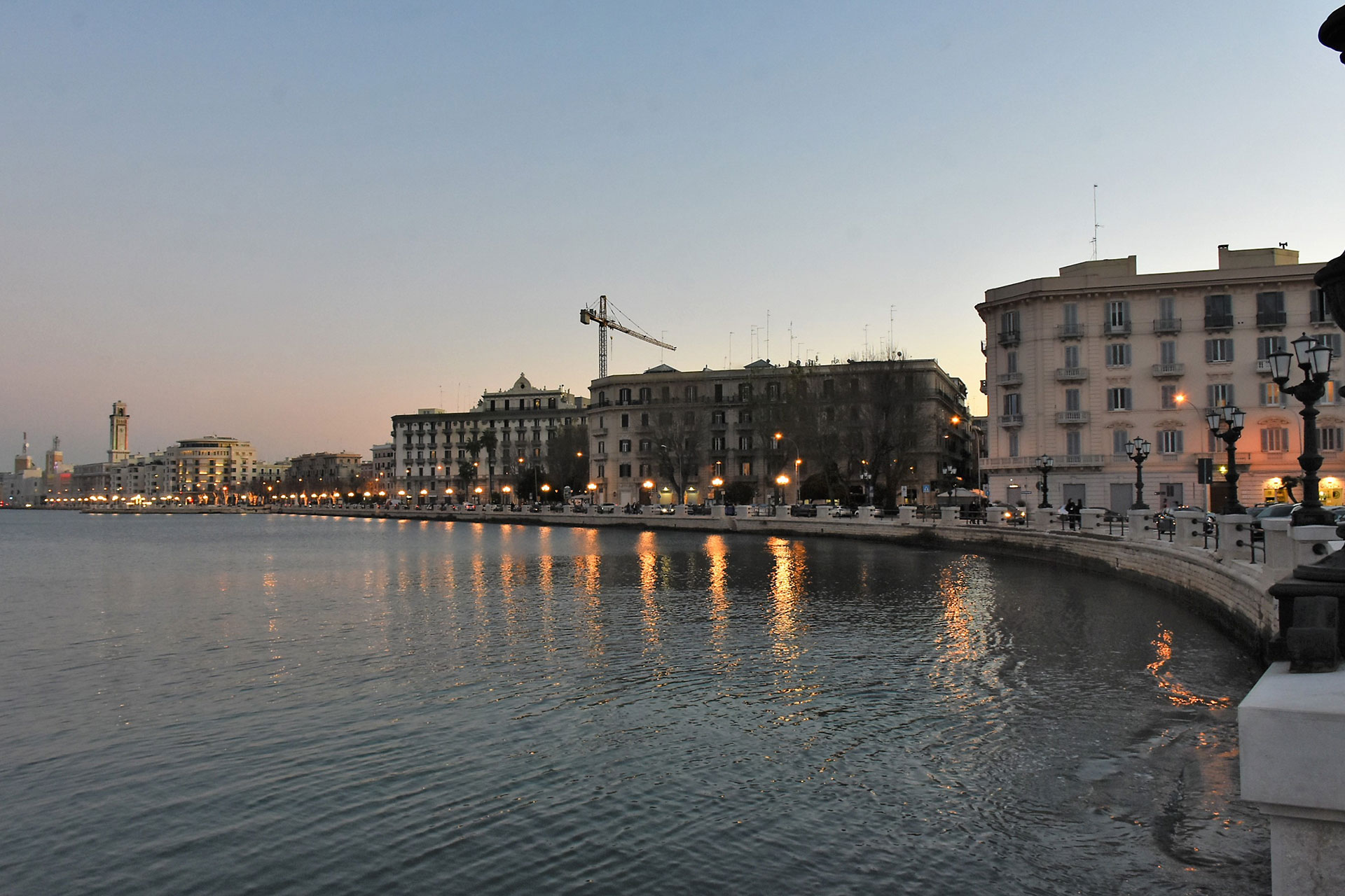 Il Lungomare Nazario Sauro di Bari con i lampioni storici e il mare Adriatico