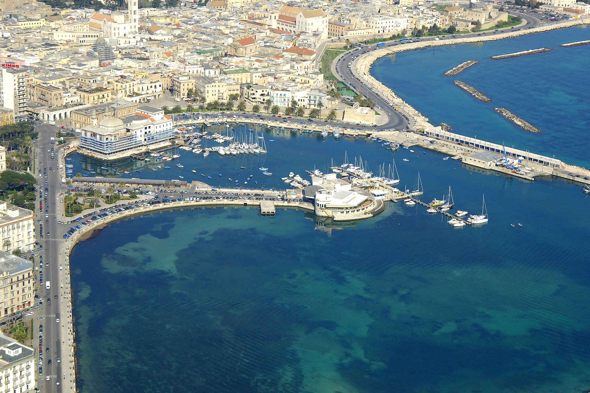 Barche dei pescatori al Molo San Nicola nel Porto Vecchio di Bari