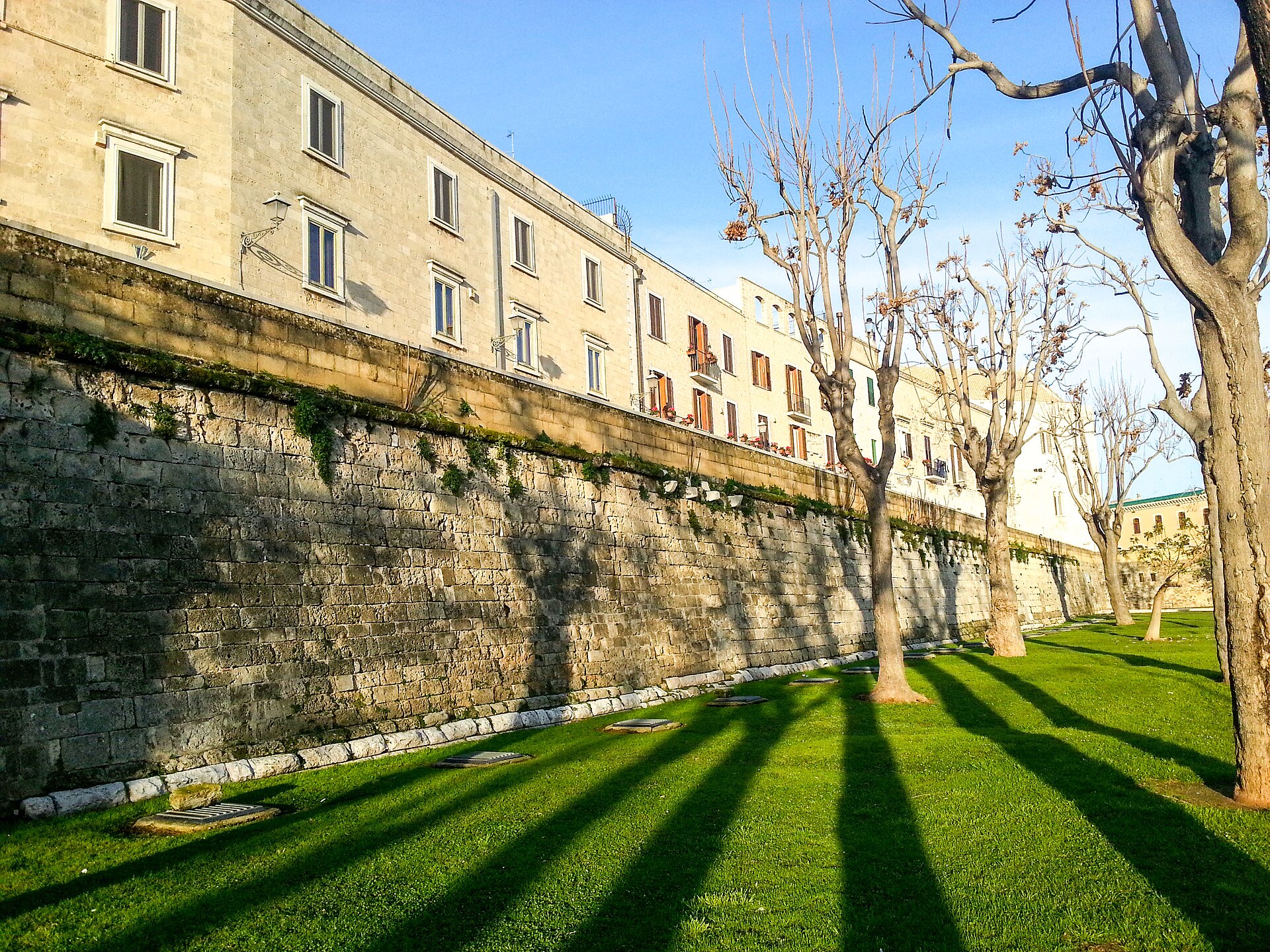 Passeggiata panoramica sulle mura di Bari Vecchia affacciate sul mare