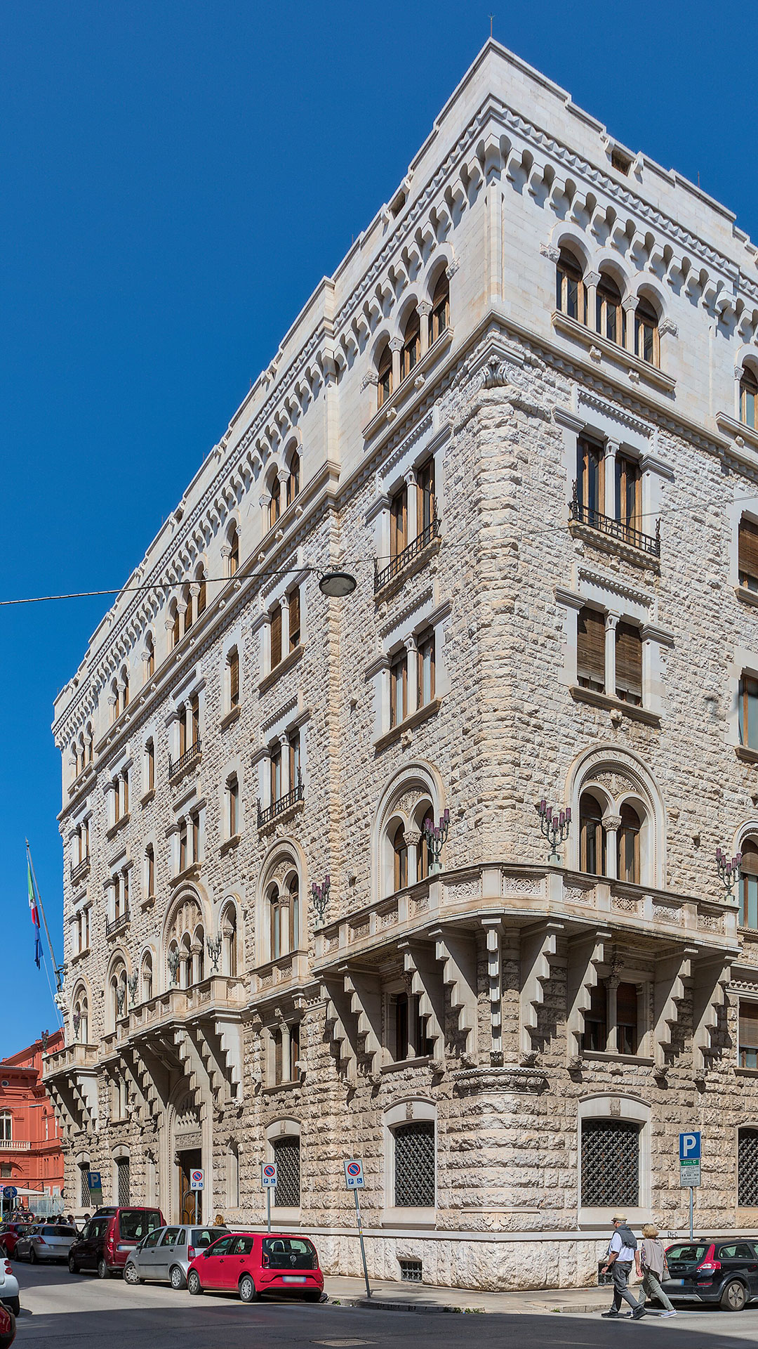 Facciata del Palazzo dell'Acquedotto Pugliese in Via Cognetti a Bari