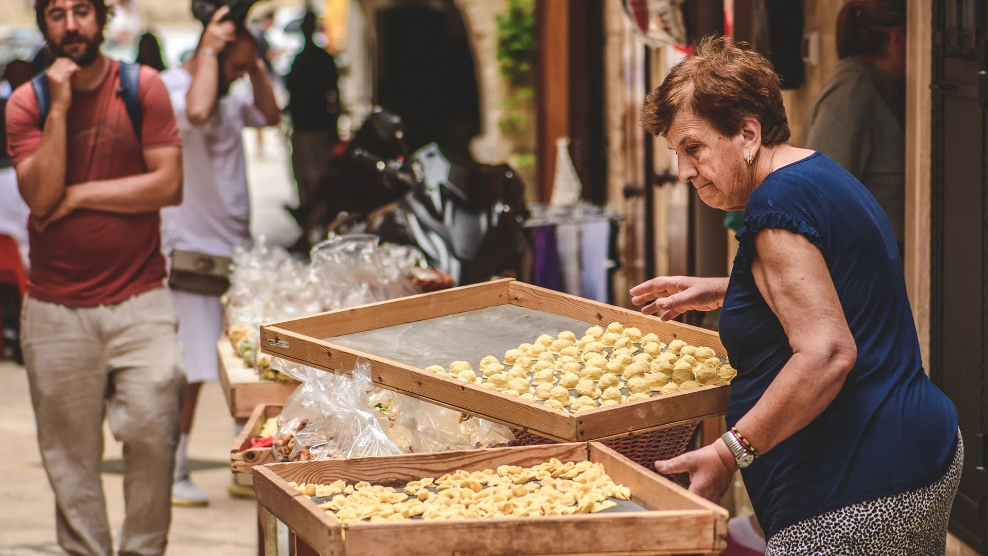 Preparazione tradizionale delle orecchiette nella città vecchia di Bari