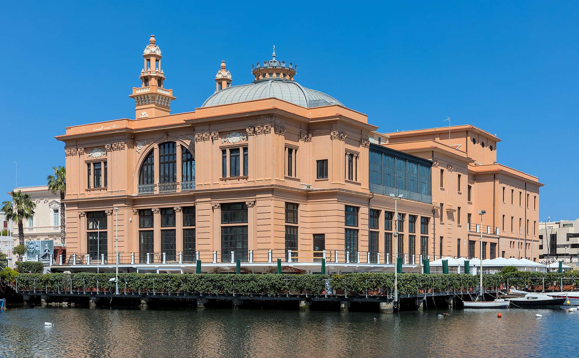 Il Teatro Margherita affacciato sul mare vicino a Piazza del Ferrarese a Bari
