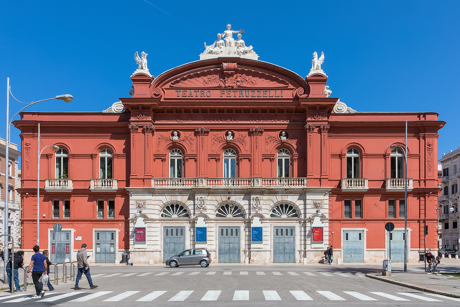 Facciata del Teatro Petruzzelli a Bari, tappa dell'itinerario a piedi