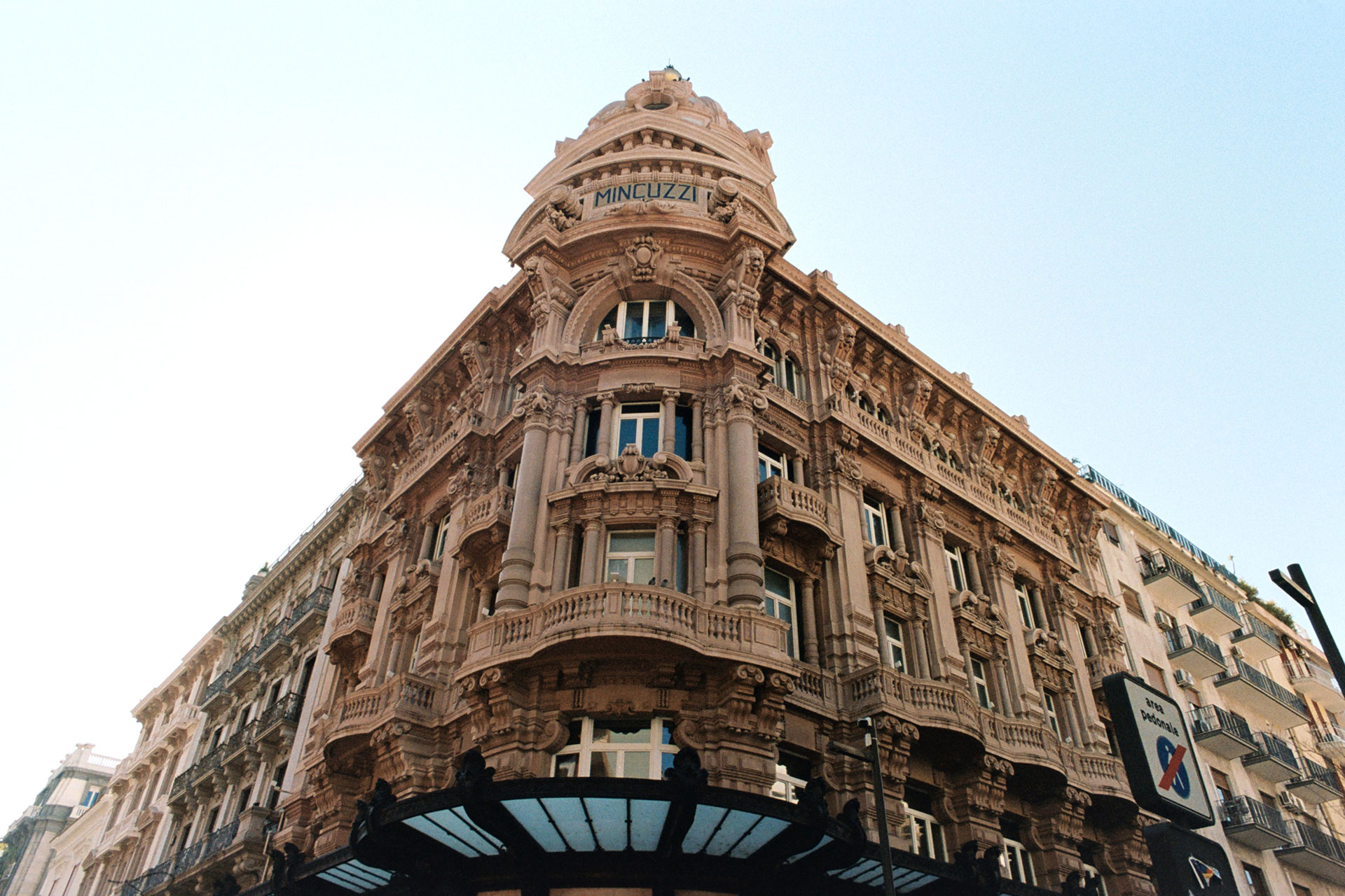 Palazzo Mincuzzi con la sua cupola su Via Sparano, strada pedonale dello shopping a Bari